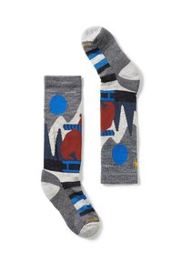 Calcetines grises con patrones geométricos en rojo, azul y blanco. Están hechos de un material suave y presentan secciones a rayas y lisas en contraste.