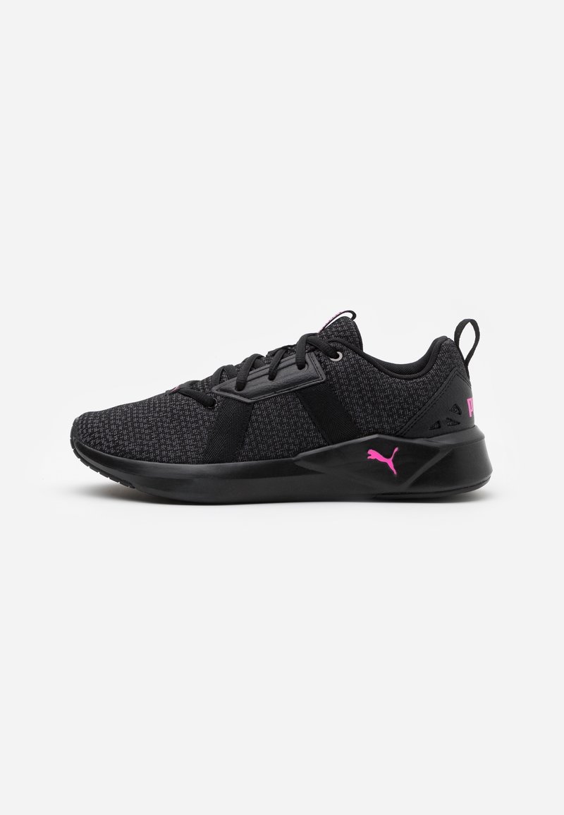 Zapatilla deportiva negra con una parte superior texturizada, cierre de cordones y acentos en color rosa. Diseñada con una suela curvada y un detalle del logo en el costado.