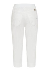 Pantaloni bianchi a vita corta con una texture liscia, cintura elastica e due tasche posteriori con dettagli metallici. Design semplice e funzionale.