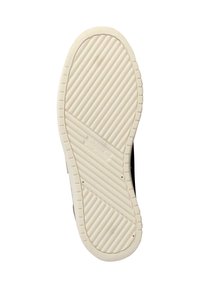 Semelle de chaussure en caoutchouc blanc avec des rainures horizontales et des détails texturés ; nom de marque embossé situé au niveau du milieu de la semelle, perforations circulaires et ovales présentes.