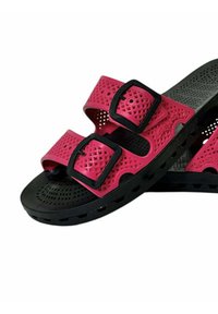 Infradito rosa in gomma con due cinghie regolabili, fibbie nere e suola testurizzata con perforazioni per ventilazione.