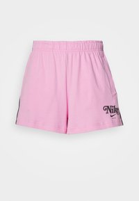 Růžové bavlněné šortky s elastickým pasem, bočními kapsami a černým logem Nike potisknutým na levé noze. Jednoduchý design, ležérní střih.