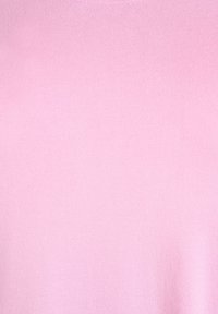 Gaiši rozā ribota trikotāžas audums ar gludu tekstūru un apaļu kakla izgriezumu, vienmērīgi izkliedēta krāsa bez rakstiem vai akcentiem.