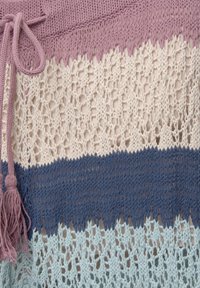 Tissu tricoté avec un ajouré semblable à de la dentelle en rayures rose, crème, bleu marine et bleu clair, avec un lien à pampille rose sur le côté gauche.
