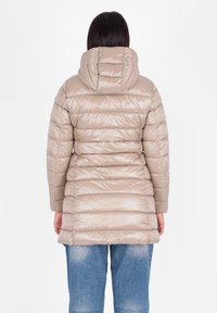 Giacca imbottita beige con cappuccio, caratterizzata da un trapuntato orizzontale, una texture lucida e un taglio di lunghezza media, vista da dietro.