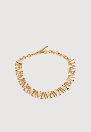 Gouden ketting met een schakeldesign met hoekige, geometrische schakels en afwisselend driehoekige vormen voor extra textuur en visuele belangstelling.