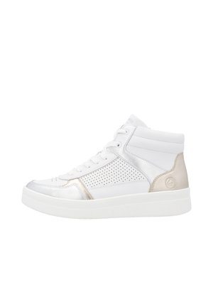 Weißer High-Top-Sneaker mit perforiertem Seitenpanel, metallisch-silbernen Akzenten, beigem Fersenpatch und dicker weißer Sohle.