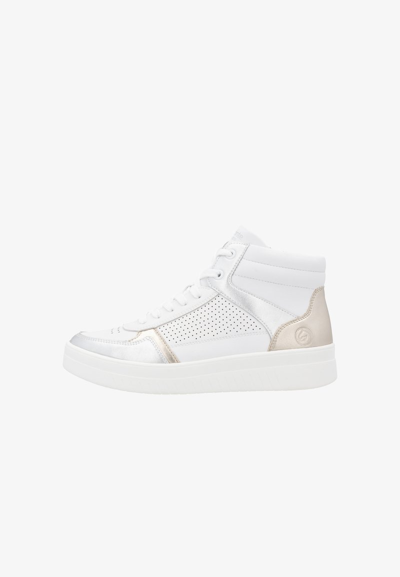 Baskets montantes blanches avec panneau latéral perforé, accents argentés métalliques, patch beige au talon et semelle épaisse blanche.
