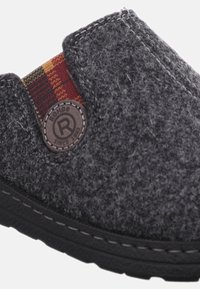 Graue Hausschuh mit einem akzentuierten Plüschpaneel im Karomuster, runder Logo-Patch und strukturierter Oberfläche. Verfügt über eine schwarze Gummisohle und kontrastierende Nähte.