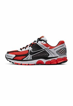 Scarpa da corsa da uomo in rosso, nero, bianco e grigio con tomaia in mesh, suola ammortizzata e logo Nike nero sul lato.