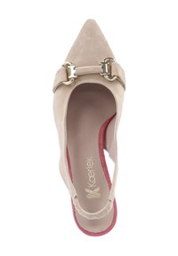 Beige suède slingback schoen met een puntige neus en decoratieve zilveren gesp detail. Het interieur heeft een zachte roze accentvoering.