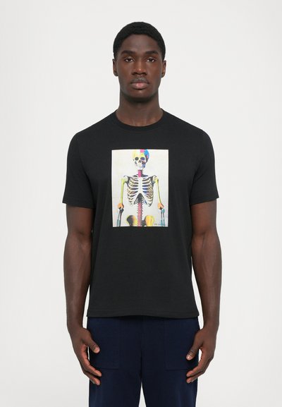 Schwarzes T-Shirt mit einem bunten Skelett-Design auf der Vorderseite. Kurzarm, Rundhals, aus Baumwollmaterial.