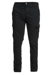 Svarta slim-fit cargo byxor med sidofickor med klaff, knappstängning, bälteslooper och blixtlås vid anklarna på en vit bakgrund.