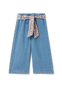 Culottes de mezclilla azul claro con cintura elástica y un cinturón atado con estampado floral. Presenta patas anchas y detalles de dobladillo cosidos.