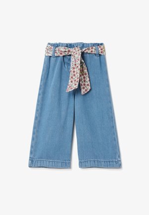 Culotte in denim azzurro chiaro con vita elastica e cintura a fiocco con stampa floreale. Dotati di gambe larghe e dettagli impunturati sull'orlo.
