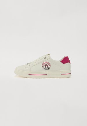 Sneaker bianco in pelle, con un patch logo circolare, dettagli rosa sul tallone e sulla suola intermedia, e una suola in gomma testurizzata.