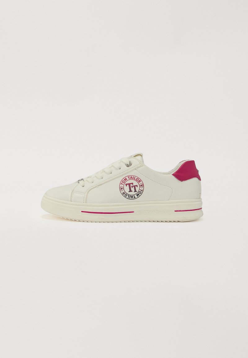 Sneaker bianco in pelle, con un patch logo circolare, dettagli rosa sul tallone e sulla suola intermedia, e una suola in gomma testurizzata.
