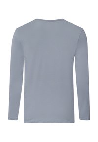 Lichtgrijze longsleeve shirt met een ronde hals. Zacht, glad materiaal; eenvoudig ontwerp; afgewerkte mouwen en onderkant. Geen patronen of grafische elementen.