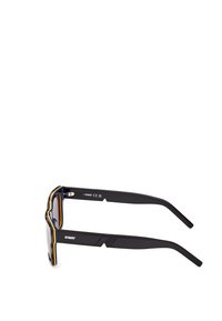 Rappresentano occhiali da sole neri con finitura lucida, caratterizzati da una forma delle lenti rettangolare, accenti colorati sulla montatura e un logo distintivo sulla tempia.