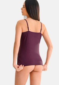 Bordeaux dames.Top met dunne bandjes en een rechte snit. Bevat delicate accenten in goudkleurige hardware en een gladde, zachte stoftextuur.