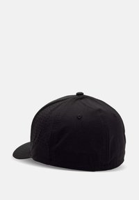 Schwarze Mütze mit runder Form, aus leichtem Stoff gefertigt. Verfügt über durchgehende Perforationen auf einer Seite und einen gebogenen Schirm zum Schutz vor der Sonne.