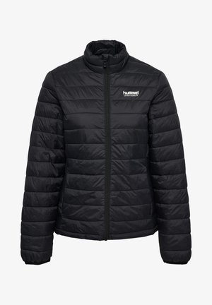 Schwarze, gesteppte Jacke mit hohem Kragen, Frontreißverschluss und "hummel"-Logo. Aus leichtem Material gefertigt, mit glatter Textur und passgenauen Ärmeln.