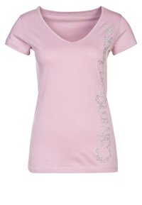 Camiseta rosa de manga corta con escote en V y detalles de rhinestones plateados a lo largo del lado izquierdo, hecha de un material de algodón suave y elástico.
