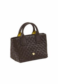 Geweven brown leren handtas met ronde handvatten, effen gele binnenkant en een gouden hardware detail aan de voorkant. Klein en gestructureerd ontwerp.