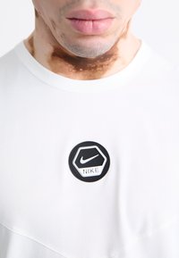 Nike Sportswear TEE - Print T-shirt - white