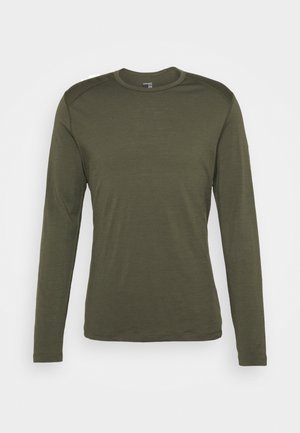 Olijfgroene langemouwen shirt van zachte stof, met een ronde halslijn en een getailleerd ontwerp, met een gladde textuur en zonder zichtbare patronen.