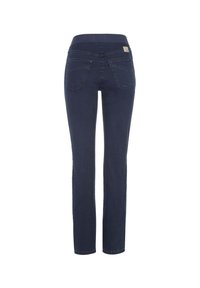 Jeans slim fit blu scuro con una cintura liscia, due tasche posteriori e un discreto dettaglio dell'etichetta sulla cintura posteriore.