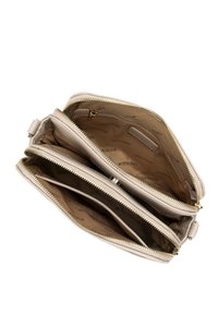 Beige kožená kabelka s několika přihrádkami, zlatými zipy a vnitřkem s podšívkou s logem. Hladký povrch.