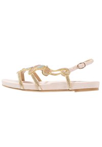 Ploché béžové sandály se zlatými a mnohobarevnými kamínky, nastavitelným páskem kolem kotníku a otevřenou špičkou.