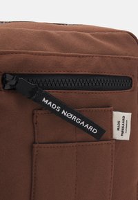 Mads Nørgaard BEL ONE CAPPA BAG UNISEX - Bandolera - cambridge brown