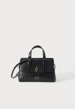 Geantă de mână din piele neagră Armani Exchange, cu mânere duble, curea de umăr și detalii aurii la încuietoare și logo, pe fundal simplu.