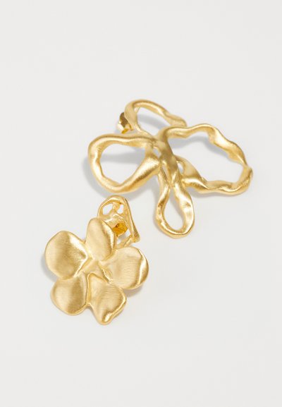 Haarklammer aus goldfarbenem Metall mit abstrakter Blattform und einem Blumendesign, das glatte und strukturierte Oberflächen aufweist.