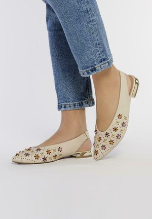 Zapatos slingback beige con adornos florales en rosa, naranja y dorado; punta afilada y pequeño tacón metálico; textura suave.