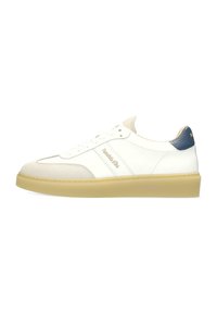 Sneaker bianche in pelle con dettagli in suede beige, punta rotonda, design low-top e suola in gomma. Presenta un tab sul tallone blu e un marchio sul lato.