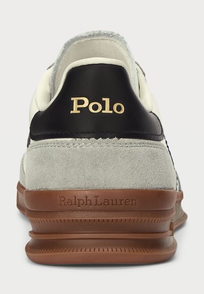 Sneaker hall läbimõeldud hallist sametist ülestooted, mustast nahast kontsast ja kreemivärvilisest keelest. Omab kuldset "Polo" logo ja pruuni kummist talla, millel on tekstureeritud detailid.