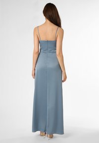 Blaues Satin-Maxi-Kleid mit dünnen Trägern, tailliertem Oberteil und Reißverschluss. Glatte Textur und ein sanfter Glanz. Bodenk langer Schnitt.