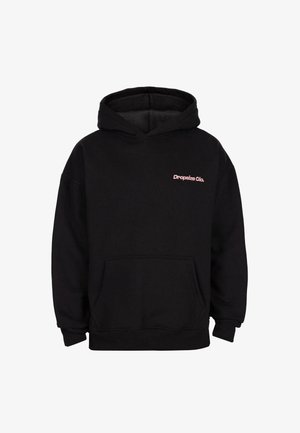 Juodas gobtuvu džemperis su priekinėmis kengūros kišenėmis ir mažu rožiniu "Dropsize Clo." logotipu kairiajame krūtinės šone.