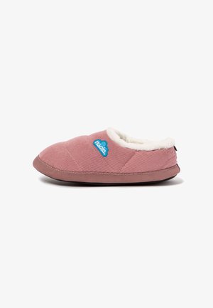 Zapatilla rosa hecha de tela de rayas con un forro interior de felpa blanca. Presenta un logo azul y una forma redondeada y de perfil bajo.