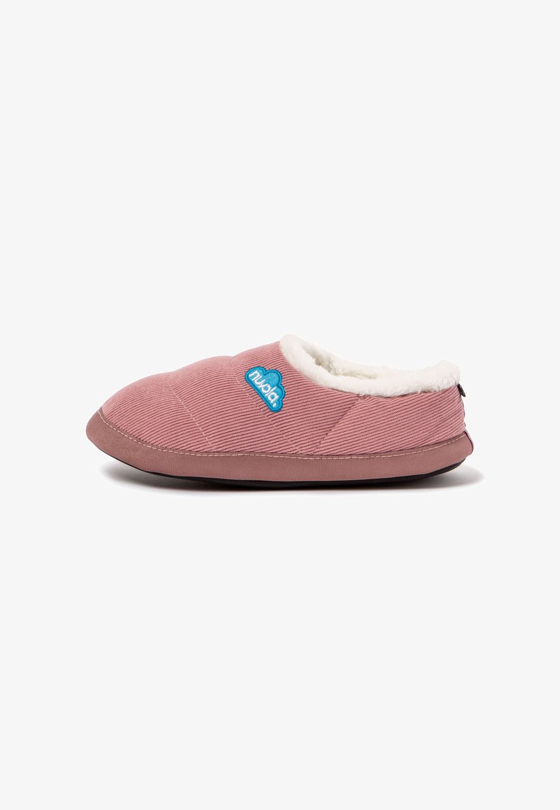 Zapatilla rosa hecha de tela de rayas con un forro interior de felpa blanca. Presenta un logo azul y una forma redondeada y de perfil bajo.