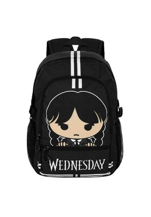 Mochila negra con correas ajustables. Presenta un diseño de personaje de dibujos animados en el bolsillo frontal, etiquetado con "MIÉRCOLES" en letras blancas y negritas.