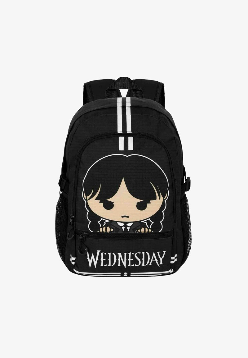 Mochila negra con correas ajustables. Presenta un diseño de personaje de dibujos animados en el bolsillo frontal, etiquetado con "MIÉRCOLES" en letras blancas y negritas.
