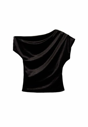 Blouse en satin noir à une épaule avec col drapé et manche courte d'un côté, texture lisse, présentée sur fond blanc.