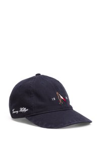Casquette de baseball en coton bleu marine avec visière incurvée, arborant un logo brodé et l'année "1985" à l'avant. Agrémentée de détails en surpiqûre blanche.