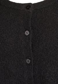 Črni pleteni jopič z okrolim izrezom in petimi črnimi gumbi spredaj, ki prikazuje mehko, teksturirano tkanino.