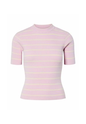 Top rosa de punto acanalado con mangas cortas, con finas rayas horizontales amarillas. Cuello alto y diseño ajustado.