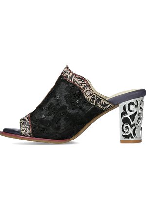 Mule à bout ouvert avec dessus en dentelle noire et sequins, bordure à motif floral, et talon bloc argenté avec un motif découpé complexe.